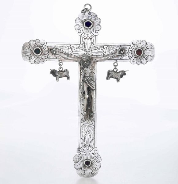 Crocifisso. Argento fuso e cesellato. Castoni con pietre colorate. Produzione coloniale sud americana (Per?) del XVIII secolo  - Asta Argenti | Cambi TIME - Associazione Nazionale - Case d'Asta italiane