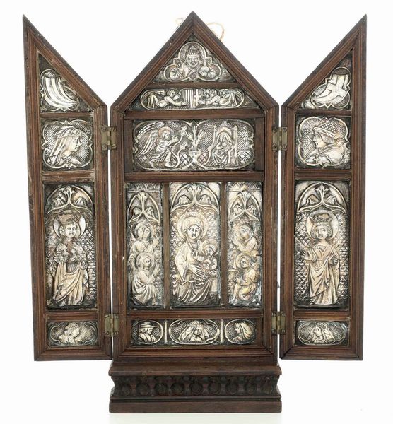 Altarolo da viaggio. Legno, legno modellato e lamina d�argento. Manifattura italiana o spagnola del XIX-XX secolo  - Asta Argenti | Cambi TIME - Associazione Nazionale - Case d'Asta italiane