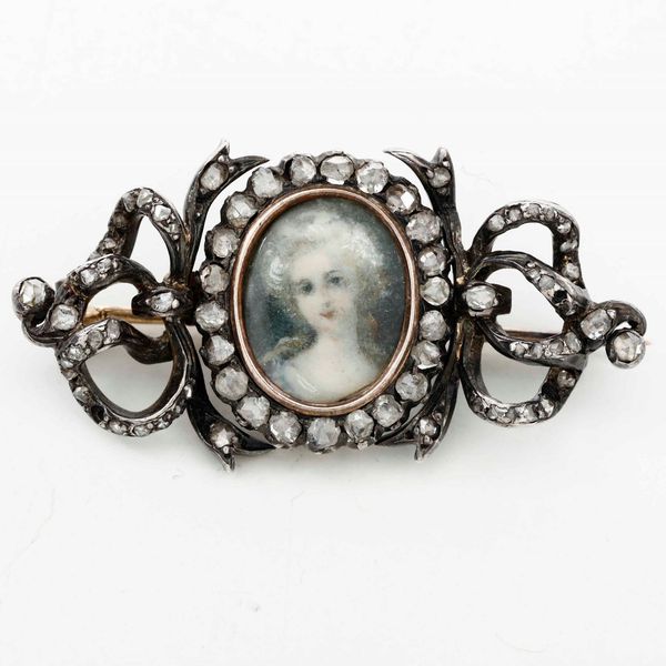 Spilla a fiocco con miniatura centrale. Argento e argento dorato e brillanti taglio antico. XIX-XX secolo  - Asta Argenti | Cambi TIME - Associazione Nazionale - Case d'Asta italiane
