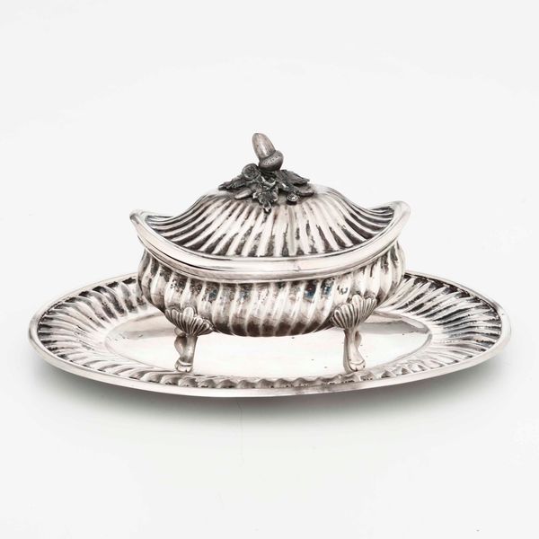 Zuccheriera e vassoio in argento fuso e sbalzato. Argenteria italiana del XIX-XX secolo (marchio non leggibile)  - Asta Argenti | Cambi TIME - Associazione Nazionale - Case d'Asta italiane
