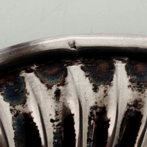 Zuccheriera e vassoio in argento fuso e sbalzato. Argenteria italiana del XIX-XX secolo (marchio non leggibile)  - Asta Argenti | Cambi TIME - Associazione Nazionale - Case d'Asta italiane