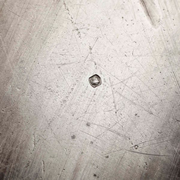 Zuccheriera e vassoio in argento fuso e sbalzato. Argenteria italiana del XIX-XX secolo (marchio non leggibile)  - Asta Argenti | Cambi TIME - Associazione Nazionale - Case d'Asta italiane