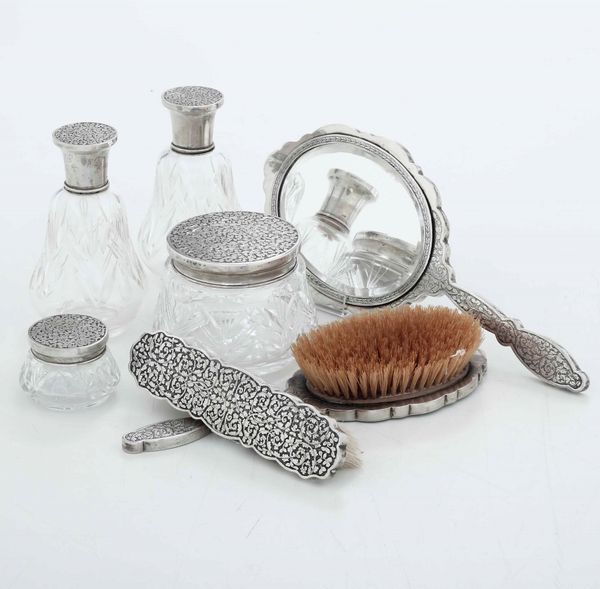 Set da toilette. Argento, vetro e altri materiali. Argenteria italiana della prima met del XX secolo  - Asta Argenti | Cambi TIME - Associazione Nazionale - Case d'Asta italiane