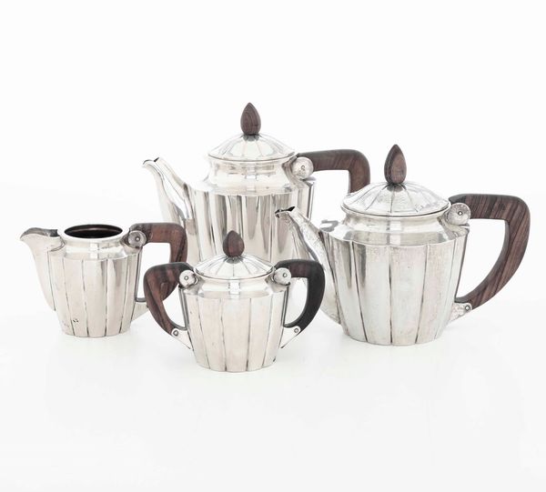 Servizio da t e caff. Argento fuso, sbalzato e legno sagomato. Argenteria artistica milanese del XX secolo. Marchio con fascio littorio in uso dal 1935 al 1945, argentiere Vittorio Muggia  - Asta Argenti | Cambi TIME - Associazione Nazionale - Case d'Asta italiane