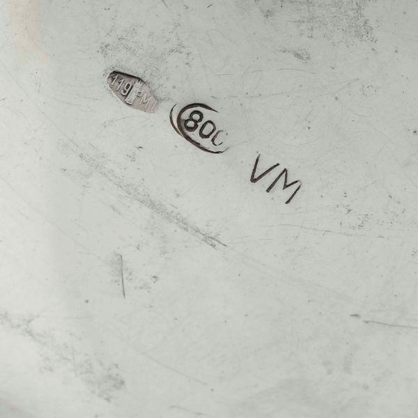 Servizio da t e caff. Argento fuso, sbalzato e legno sagomato. Argenteria artistica milanese del XX secolo. Marchio con fascio littorio in uso dal 1935 al 1945, argentiere Vittorio Muggia  - Asta Argenti | Cambi TIME - Associazione Nazionale - Case d'Asta italiane