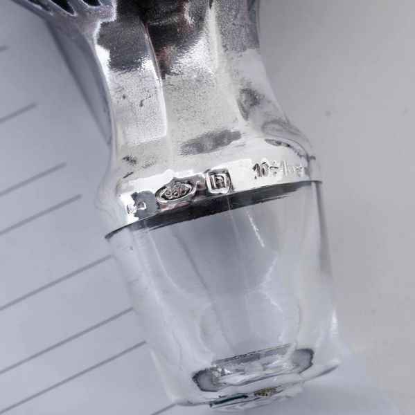 Coppia di bottiglie in cristallo con tappi in argento. Italia XX secolo  - Asta Argenti | Cambi TIME - Associazione Nazionale - Case d'Asta italiane