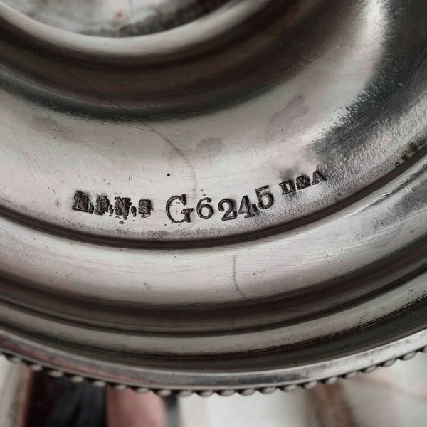 Formaggiera in argento fuso, sbalzato e cesellato. Argenteria toscana del XX secolo, argentiere Pampaloni, Firenze  - Asta Argenti | Cambi TIME - Associazione Nazionale - Case d'Asta italiane