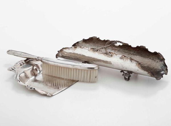 Porta grissini in argento, Alessandria e set leva briciole composto da paletta e spazzola in argento. Argentiere Castaudi & Gautero, Vercelli  - Asta Argenti | Cambi TIME - Associazione Nazionale - Case d'Asta italiane