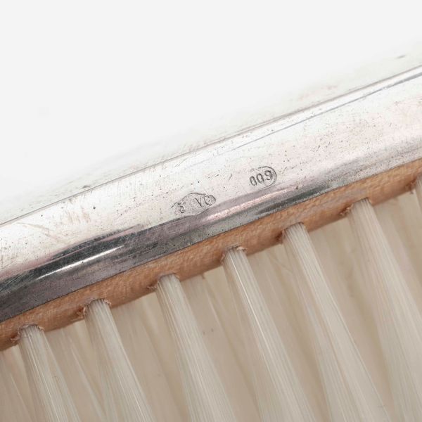 Porta grissini in argento, Alessandria e set leva briciole composto da paletta e spazzola in argento. Argentiere Castaudi & Gautero, Vercelli  - Asta Argenti | Cambi TIME - Associazione Nazionale - Case d'Asta italiane