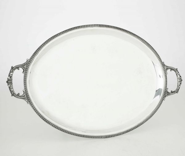 Vassoio ovale biansato. Argento fuso, sbalzato e cesellato. Argenteria italiana del XX secolo  - Asta Argenti | Cambi TIME - Associazione Nazionale - Case d'Asta italiane