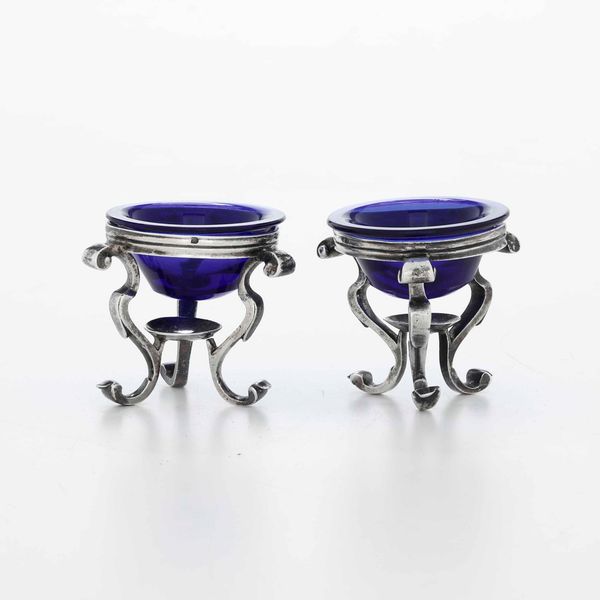 Due saliere in argento con vaschette in vetro blu cobalto. Italia XX secolo. Bolli camerali romani non pertinenti  - Asta Argenti | Cambi TIME - Associazione Nazionale - Case d'Asta italiane