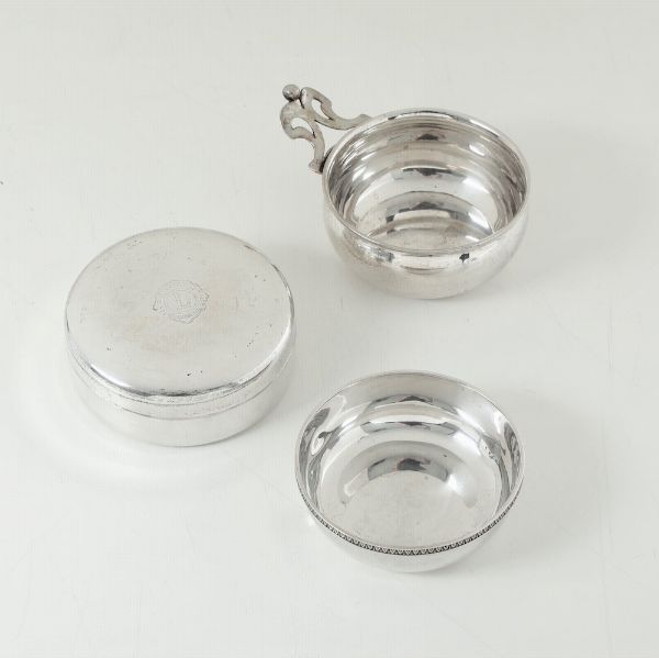 Lotto in argento composto da un coppetta, un tastevin e una scatoletta. Argenteria italiana del XX secolo. Argentieri differenti  - Asta Argenti | Cambi TIME - Associazione Nazionale - Case d'Asta italiane