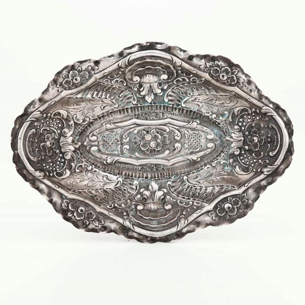 Vassoio in argento sbalzato e cesellato. Argenteria artistica del XX secolo. Argentiere VM non identificato.  - Asta Argenti | Cambi TIME - Associazione Nazionale - Case d'Asta italiane