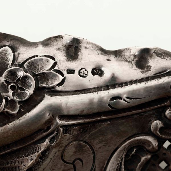 Vassoio in argento sbalzato e cesellato. Argenteria artistica del XX secolo. Argentiere VM non identificato.  - Asta Argenti | Cambi TIME - Associazione Nazionale - Case d'Asta italiane