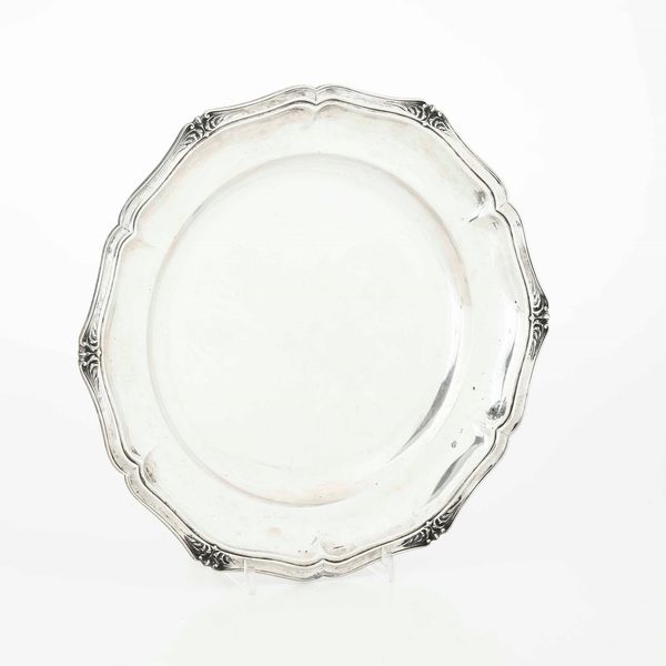 Grande piatto in stile barocchetto. Argento fuso e sagomato. Argenteria italiana del XX secolo. Argentiere SIAP, Alessandria  - Asta Argenti | Cambi TIME - Associazione Nazionale - Case d'Asta italiane