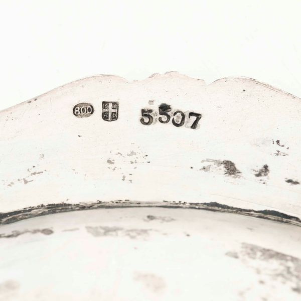 Grande piatto in stile barocchetto. Argento fuso e sagomato. Argenteria italiana del XX secolo. Argentiere SIAP, Alessandria  - Asta Argenti | Cambi TIME - Associazione Nazionale - Case d'Asta italiane