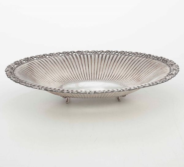 Vassoio ovale in argento fuso, sbalzato e cesellato. Argenteria italiana del XX secolo  - Asta Argenti | Cambi TIME - Associazione Nazionale - Case d'Asta italiane