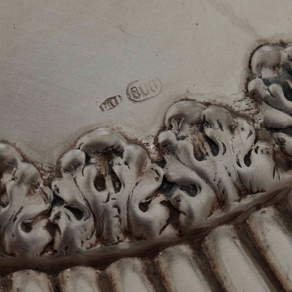 Vassoio ovale in argento fuso, sbalzato e cesellato. Argenteria italiana del XX secolo  - Asta Argenti | Cambi TIME - Associazione Nazionale - Case d'Asta italiane