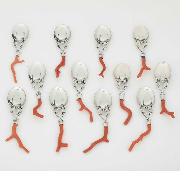 Dodici cucchiaini in argento e corallo in custodia originale Argento e corallo Argenteria artistica italiana del XX secolo per gioielleria Serra Roma  - Asta Argenti | Cambi TIME - Associazione Nazionale - Case d'Asta italiane