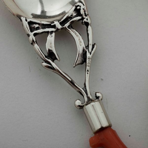 Dodici cucchiaini in argento e corallo in custodia originale Argento e corallo Argenteria artistica italiana del XX secolo per gioielleria Serra Roma  - Asta Argenti | Cambi TIME - Associazione Nazionale - Case d'Asta italiane