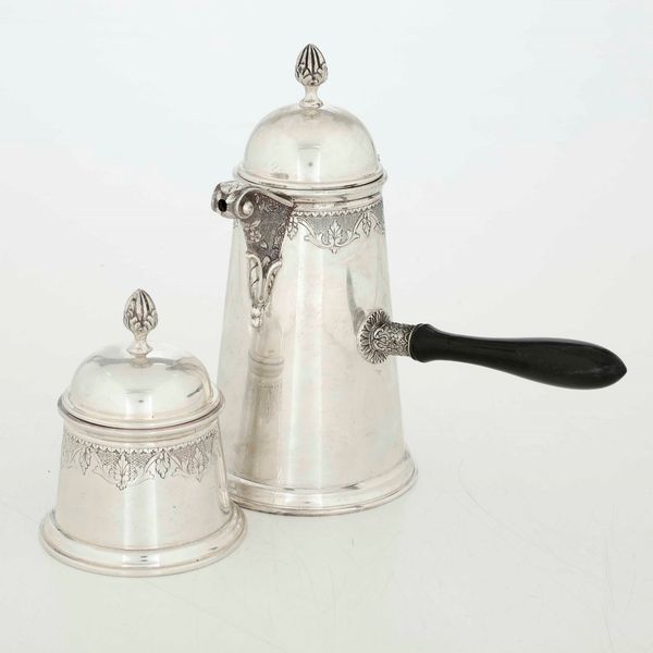 Cioccolatiera e scatola in argento fuso, sbalzato e cesellato. Argenteria milanese del XX secolo. Argentiere Miracoli  - Asta Argenti | Cambi TIME - Associazione Nazionale - Case d'Asta italiane