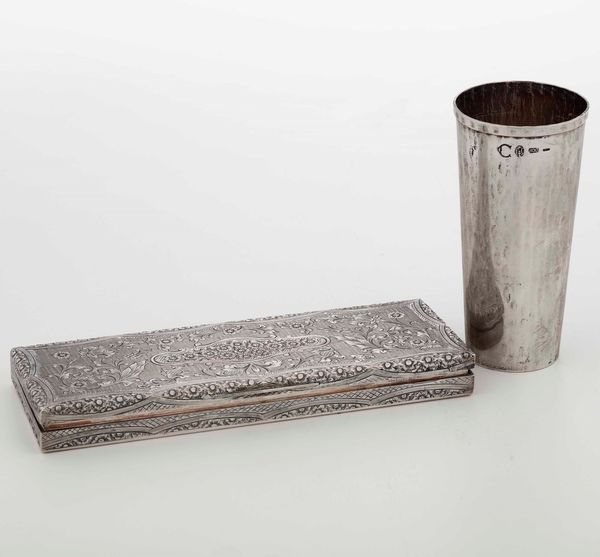 Lotto di bicchiere e porta sigarette rettangolare in argento.Argentieri Foresto Binazzi e altro argentiere non identificato  - Asta Argenti | Cambi TIME - Associazione Nazionale - Case d'Asta italiane