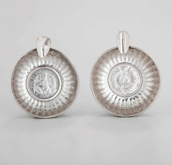 Due ciotole  Argenteria artistica italiana per Serra Roma  Argento 925 con incastonate monete del Cile e dell'Honduras  - Asta Argenti | Cambi TIME - Associazione Nazionale - Case d'Asta italiane