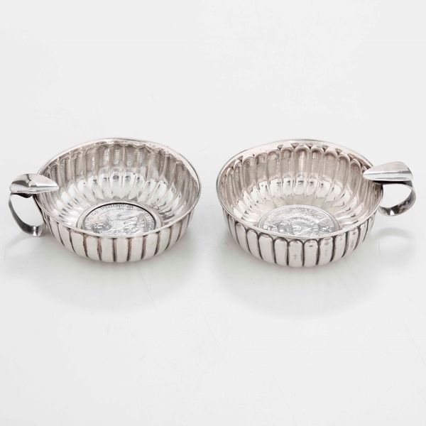 Due ciotole  Argenteria artistica italiana per Serra Roma  Argento 925 con incastonate monete del Cile e dell'Honduras  - Asta Argenti | Cambi TIME - Associazione Nazionale - Case d'Asta italiane