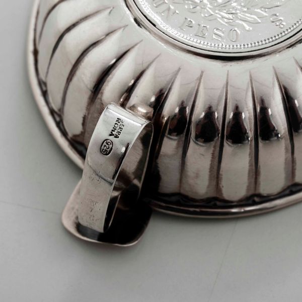 Due ciotole  Argenteria artistica italiana per Serra Roma  Argento 925 con incastonate monete del Cile e dell'Honduras  - Asta Argenti | Cambi TIME - Associazione Nazionale - Case d'Asta italiane