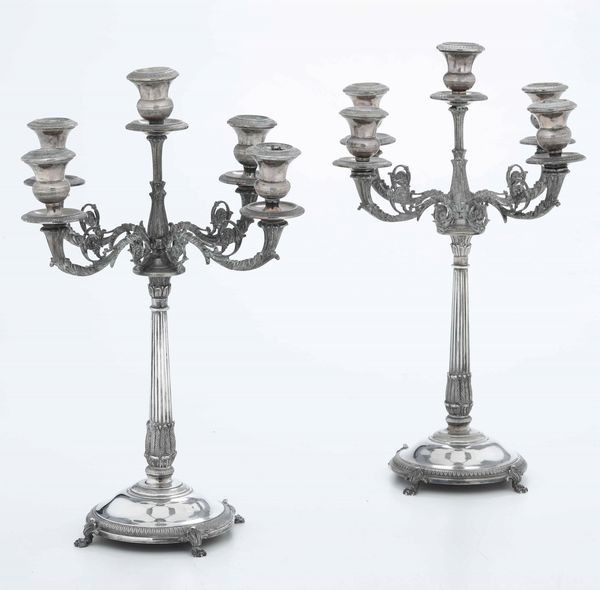 Coppia di candelabri in argento fuso, sbalzato e cesellato. Argenteria italiana del XX secolo (apparentemente privi di punzonatura)  - Asta Argenti | Cambi TIME - Associazione Nazionale - Case d'Asta italiane