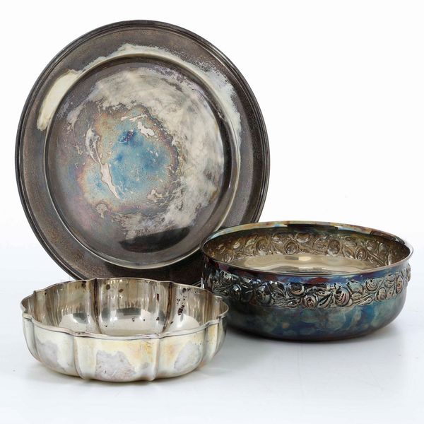 Piatto e due centrotavola in argento fuso. Diverse manifatture italiane del XX secolo  - Asta Argenti | Cambi TIME - Associazione Nazionale - Case d'Asta italiane