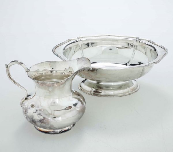 Bacile e versatoio in argento fuso e sagomato. Argenteria veneta del XX secolo, argentieri differenti  - Asta Argenti | Cambi TIME - Associazione Nazionale - Case d'Asta italiane