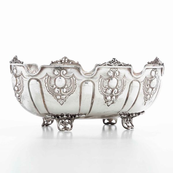Centrotavola in argento fuso, sbalzato e cesellato. Argenteria italiana del XX secolo (bollo dellargentiere consunto di difficile lettura)  - Asta Argenti | Cambi TIME - Associazione Nazionale - Case d'Asta italiane