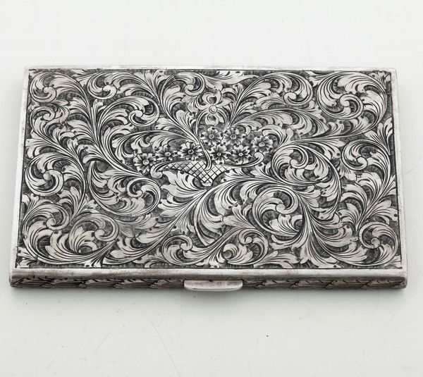 Portasigarette in argento fuso e cesellato. Argenteria italiana del XX secolo, bollo dell'argentiere consunto  - Asta Argenti | Cambi TIME - Associazione Nazionale - Case d'Asta italiane