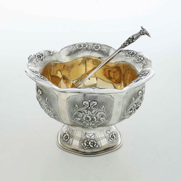 Punch in argento sbalzato. Argenteria italiana del XX secolo, bollo dell'argentiere consunto  - Asta Argenti | Cambi TIME - Associazione Nazionale - Case d'Asta italiane