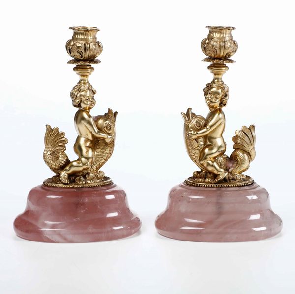 Coppia di candelieri in argento fuso, cesellato e dorato. Argenteria artistica milanese del XX secolo.  - Asta Argenti | Cambi TIME - Associazione Nazionale - Case d'Asta italiane