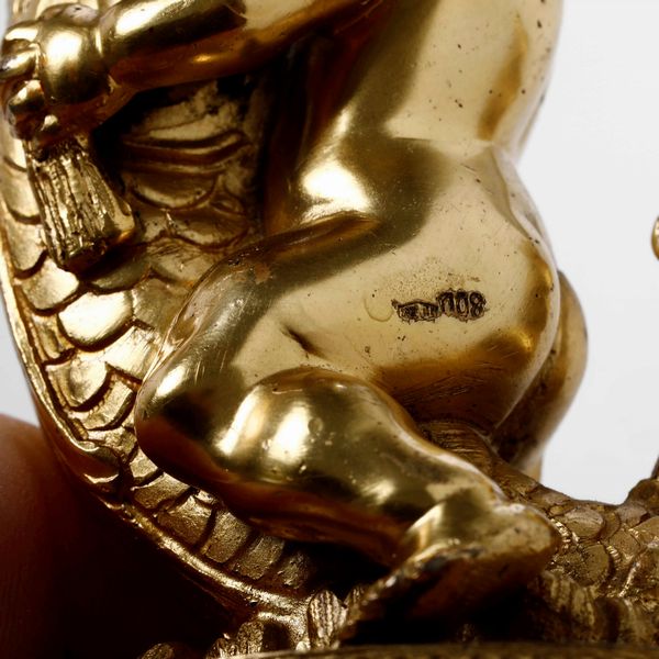 Coppia di candelieri in argento fuso, cesellato e dorato. Argenteria artistica milanese del XX secolo.  - Asta Argenti | Cambi TIME - Associazione Nazionale - Case d'Asta italiane