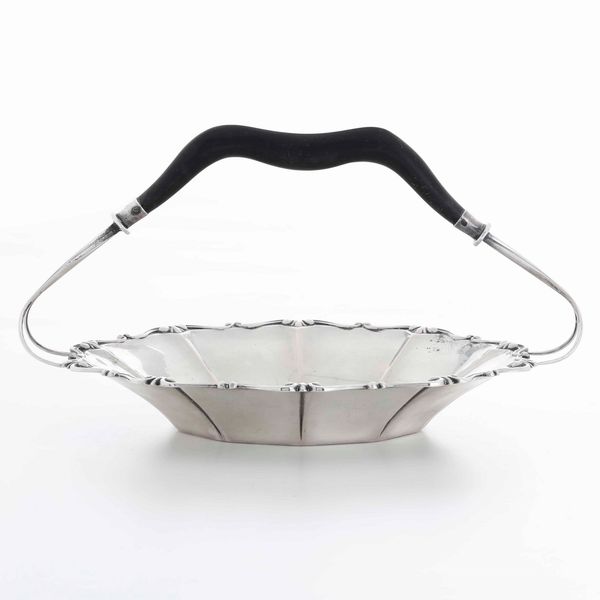 Cestino. Argento fuso e sagomato, manico ad arco in legno ebanizzato. Argenteria artistica italiana del XX secolo  - Asta Argenti | Cambi TIME - Associazione Nazionale - Case d'Asta italiane