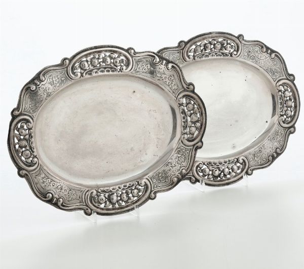 Coppia di vassoi in argento fuso, sagomato e cesellato. Argenteria artistica italiana del XX secolo  - Asta Argenti | Cambi TIME - Associazione Nazionale - Case d'Asta italiane