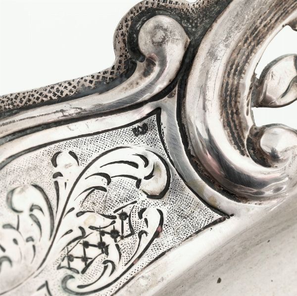 Coppia di vassoi in argento fuso, sagomato e cesellato. Argenteria artistica italiana del XX secolo  - Asta Argenti | Cambi TIME - Associazione Nazionale - Case d'Asta italiane