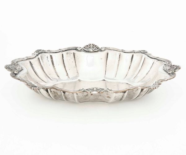 Bacile centrotavola in argento fuso, sbalzato e cesellato. Argenteria italiana della prima met� del XX secolo  - Asta Argenti | Cambi TIME - Associazione Nazionale - Case d'Asta italiane