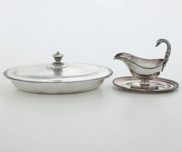 Legumiera e salsiera in argento. Legumiera argenteria milanese del XX secolo. Argentiere Ilario Pradella per Zendrini, Torino; salsiera con bolli consunti  - Asta Argenti | Cambi TIME - Associazione Nazionale - Case d'Asta italiane