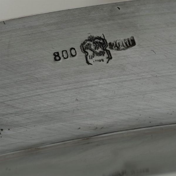 Legumiera e salsiera in argento. Legumiera argenteria milanese del XX secolo. Argentiere Ilario Pradella per Zendrini, Torino; salsiera con bolli consunti  - Asta Argenti | Cambi TIME - Associazione Nazionale - Case d'Asta italiane