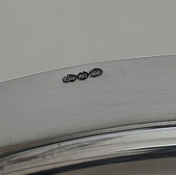 Legumiera e salsiera in argento. Legumiera argenteria milanese del XX secolo. Argentiere Ilario Pradella per Zendrini, Torino; salsiera con bolli consunti  - Asta Argenti | Cambi TIME - Associazione Nazionale - Case d'Asta italiane