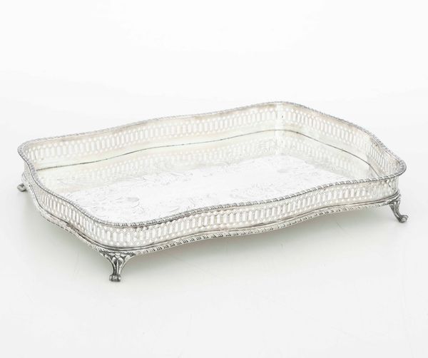 Vassoio in argento fuso, sagomato, traforato e cesellato. Argenteria europea del XX secolo  - Asta Argenti | Cambi TIME - Associazione Nazionale - Case d'Asta italiane