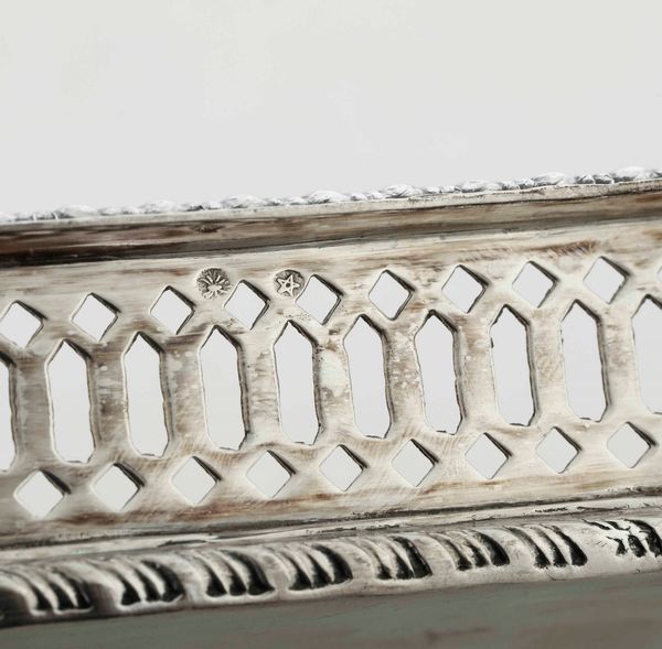 Vassoio in argento fuso, sagomato, traforato e cesellato. Argenteria europea del XX secolo  - Asta Argenti | Cambi TIME - Associazione Nazionale - Case d'Asta italiane