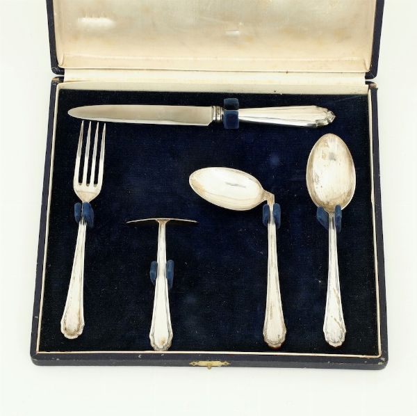 Set di posate per bambino entro custodia. Argento fuso e sagomato. Argenteria italiana della prima met del XX secolo. Marchio con fascio littorio in uso dal 1935 al 1945. Argentiere Clementi Bologna  - Asta Argenti | Cambi TIME - Associazione Nazionale - Case d'Asta italiane