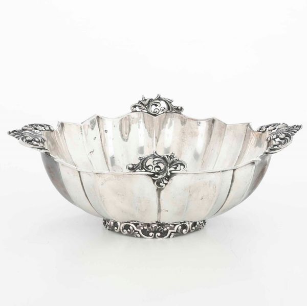 Centrotavola in argento con bordo costolato. Argenteria artistica italiana del XX secolo  - Asta Argenti | Cambi TIME - Associazione Nazionale - Case d'Asta italiane