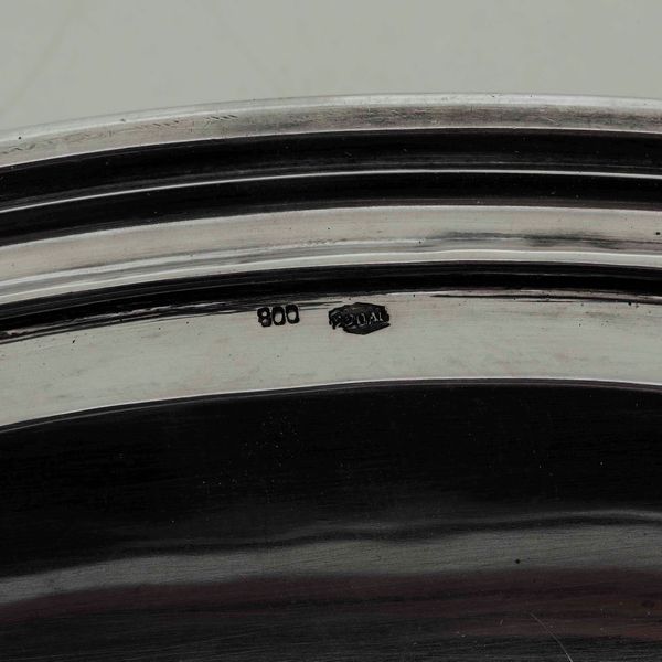 Grande piatto ovale. Argento fuso e sagomato. Argenteria italiana del XX secolo. Argentiere Pietrasanta, Alessandria  - Asta Argenti | Cambi TIME - Associazione Nazionale - Case d'Asta italiane