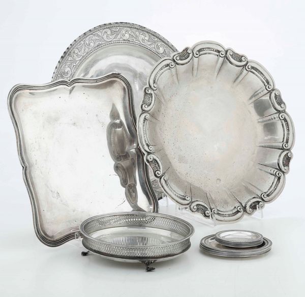 Lotto di tre vassoi, un'alzata e dodici sottobicchieri in argento. Varie manifatture italiane del XX secolo  - Asta Argenti | Cambi TIME - Associazione Nazionale - Case d'Asta italiane